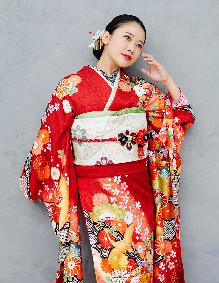 華麗なる色彩美】最も鮮やかな赤色である”緋色”に注目 | 人気振袖