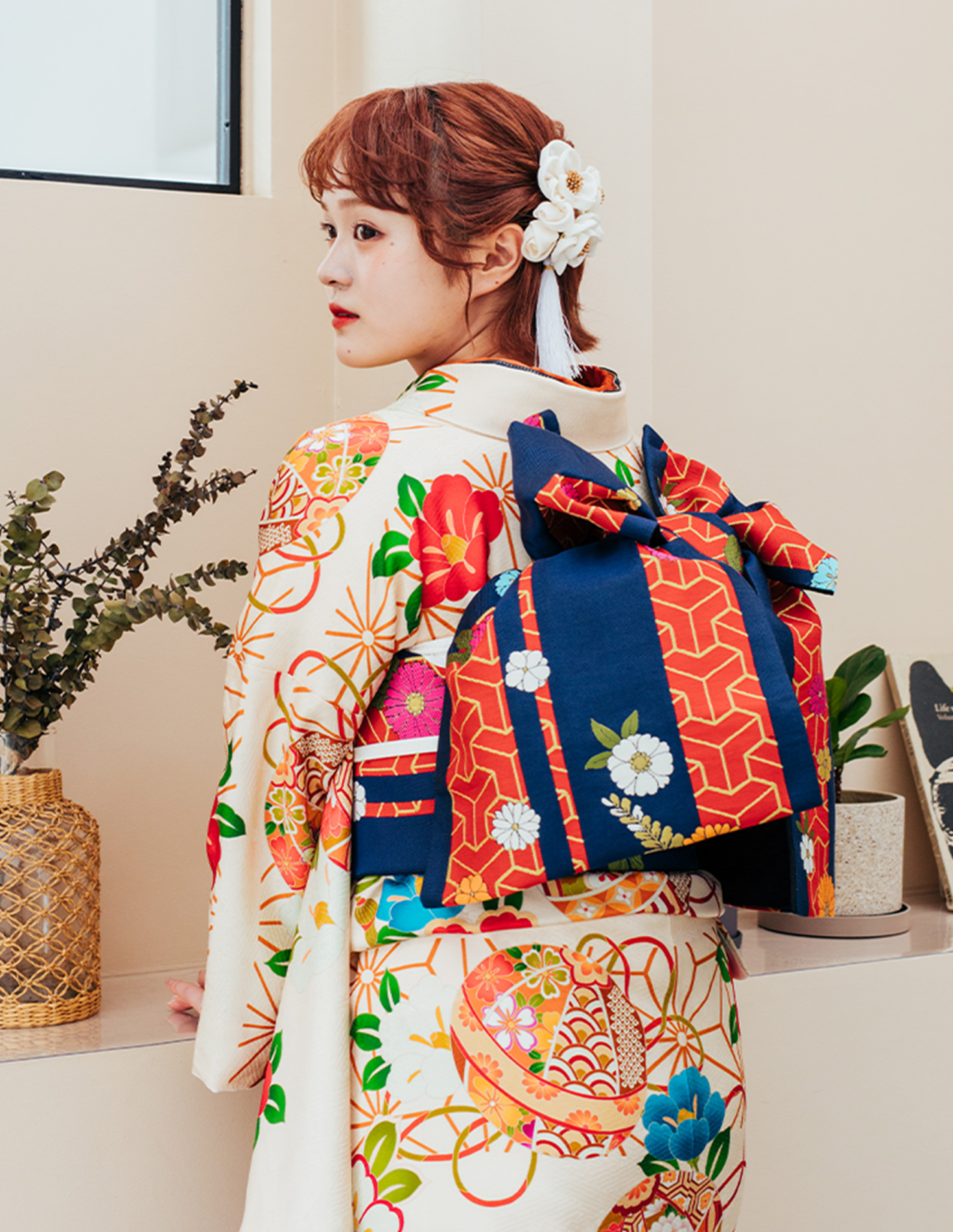 振袖 ベージュ レトロモダン柄